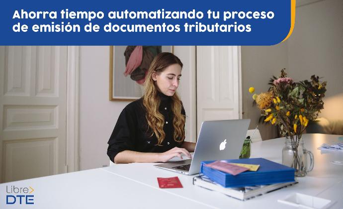 Mujer trabajando relajada en notebook automatizando sus procesos con LibreDTE