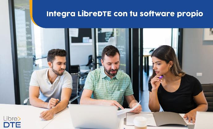 Tres personas trabajando concentradas, integrando su software con LibreDTE