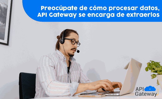 Hombre con lentes y audífonos trabaja concentrado en notebook extrayendo datos con API Gateway