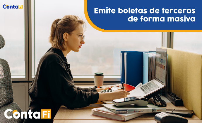 Mujer concentrada trabajando en notebook emitiendo bte de forma masiva