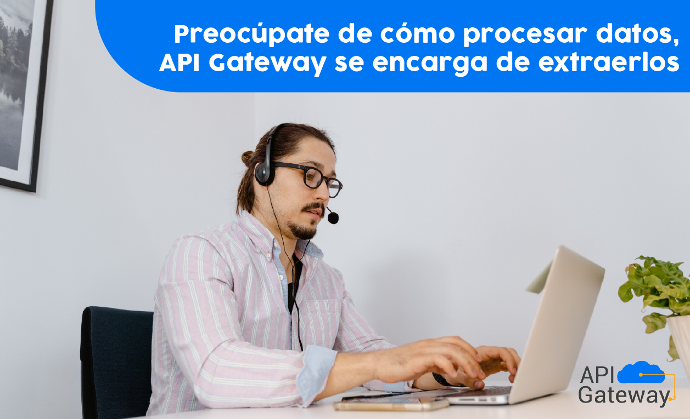 Hombre con lentes y audífonos trabaja concentrado en notebook extrayendo datos con API Gateway