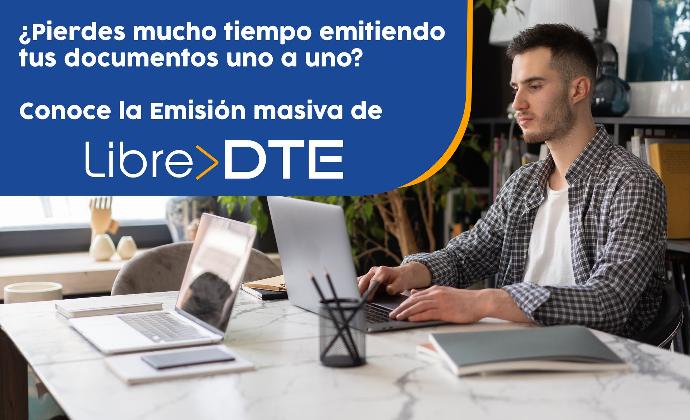 Hombre trabajando en notebook emitiendo documentos masivamente