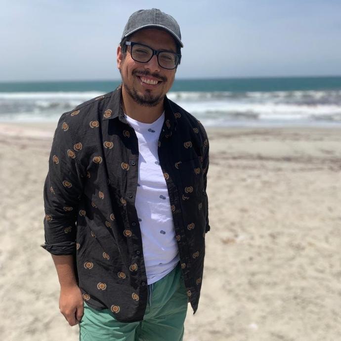 Foto de cliente sonriendo en la playa